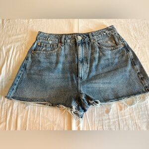 Garage Festival Highwaisted raw hem denim shorts. Size 27/5.